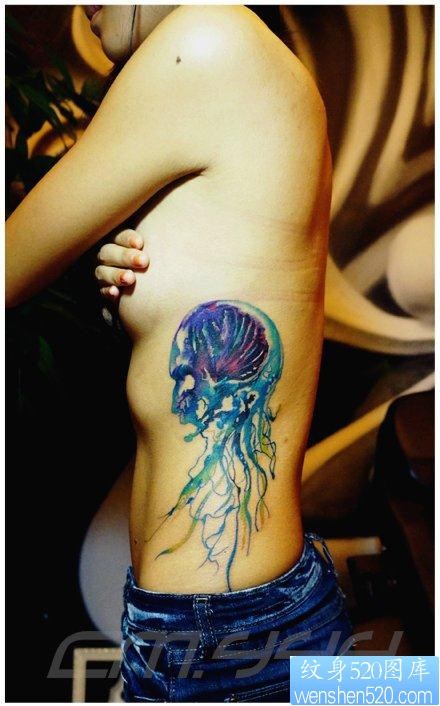 女人腰部漂亮潮流的水母纹身图片