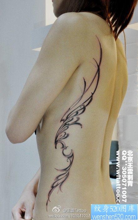 性感时尚的美女腰部图腾藤蔓纹身图片