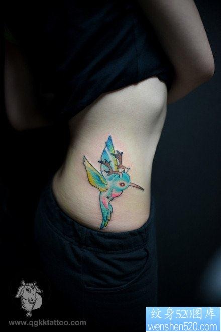 女人腰部漂亮清晰的小鸟纹身图片