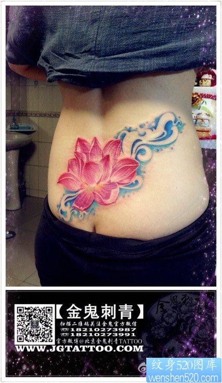 女人腰部时尚精美的彩色莲花纹身图片