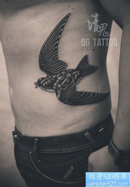 腰部唯美潮流的燕子纹身图片