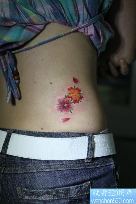 美女腰部精美小巧的樱花纹身图片