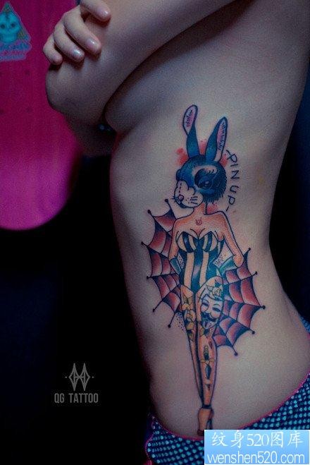 美女侧腰潮流经典的兔子女郎纹身图片