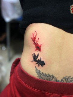 腰部上一组水墨鱼纹身图片
