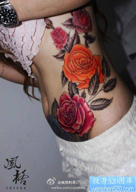 美女腹部到腰部好看唯美的玫瑰花纹身图片