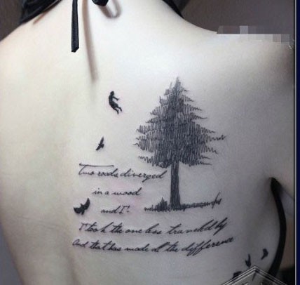 美女身上的水墨风格的小树与小鸟纹身图片