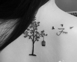 美女身上的水墨风格的小树与小鸟纹身图片