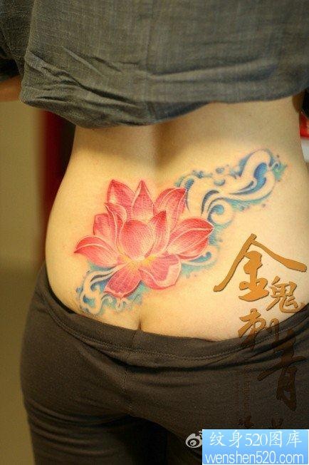 美女腰部精美漂亮的彩色红莲花纹身图片