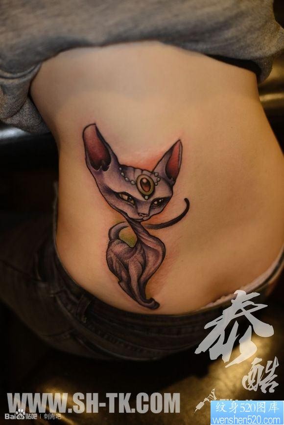 女人腰部可爱的卡通狐狸纹身图片