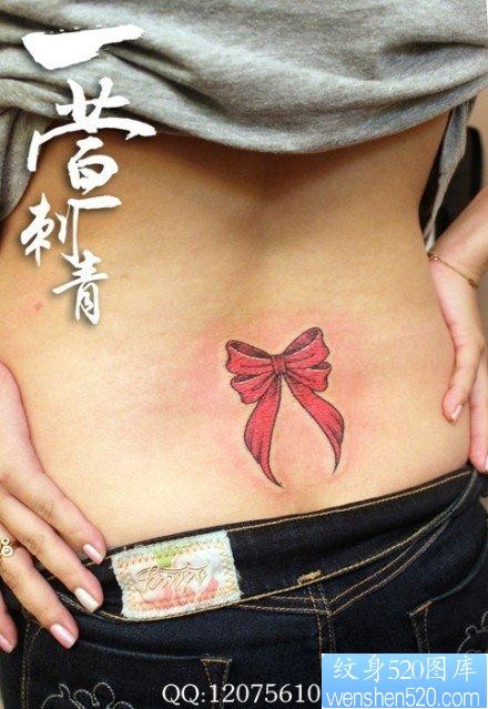 女人腰部小巧时尚的蝴蝶结纹身图片