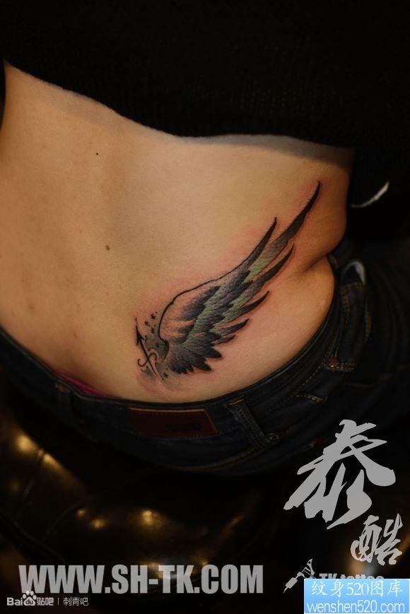 女人侧腰彩色翅膀纹身图片
