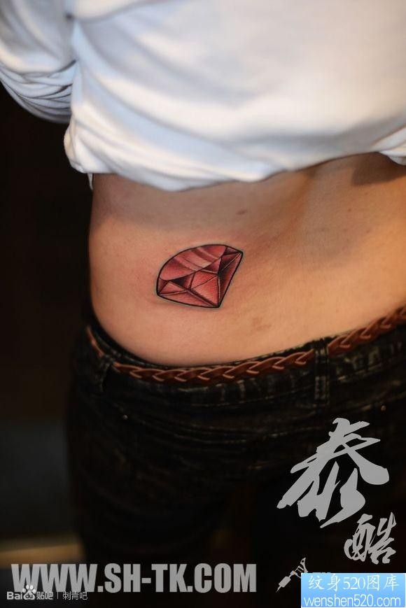 女人腰部红色钻石纹身图片