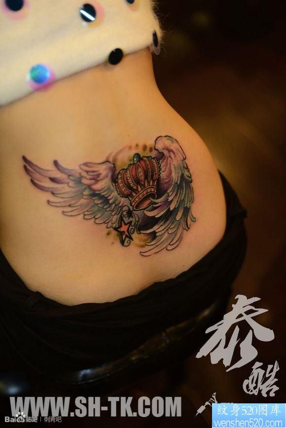 女人腰部翅膀皇冠五角星纹身图片