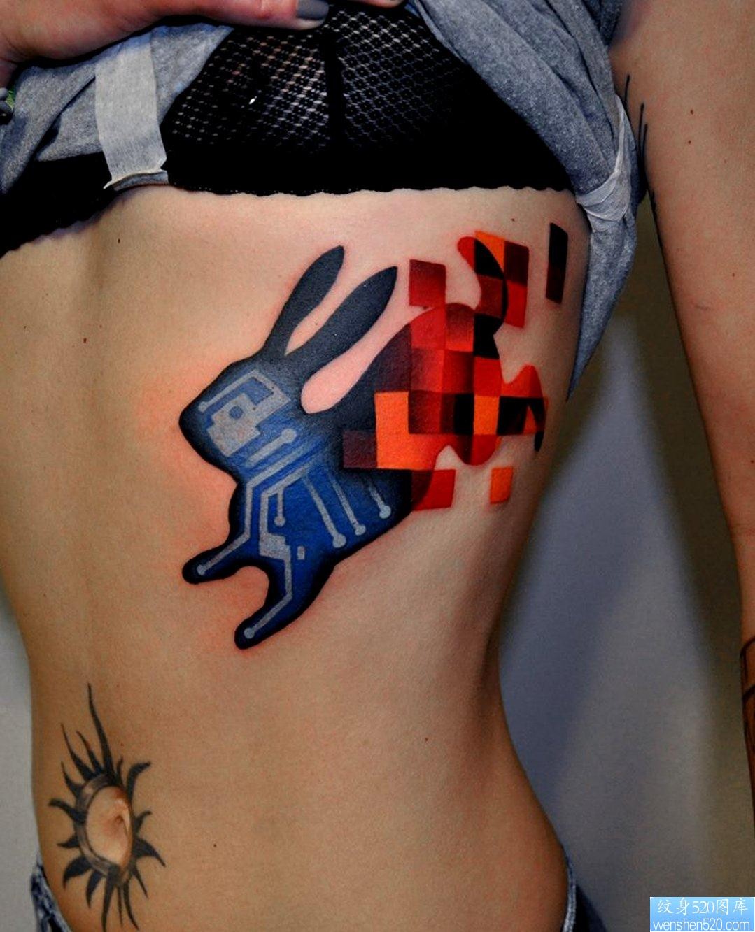 推荐一幅侧腰个性兔子纹身图片