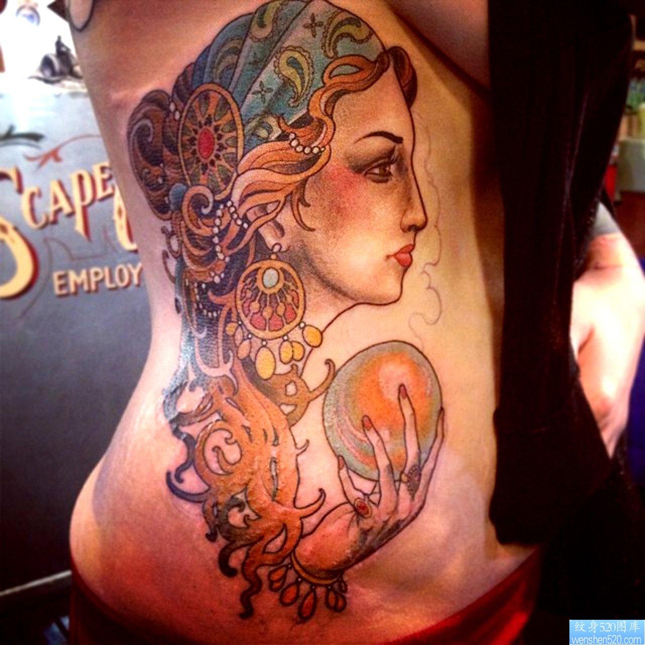 美女侧腰上一幅欧美女性纹身图片