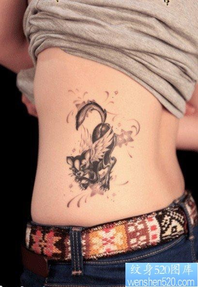 一幅侧腰猫纹身图片由纹身520图库推荐