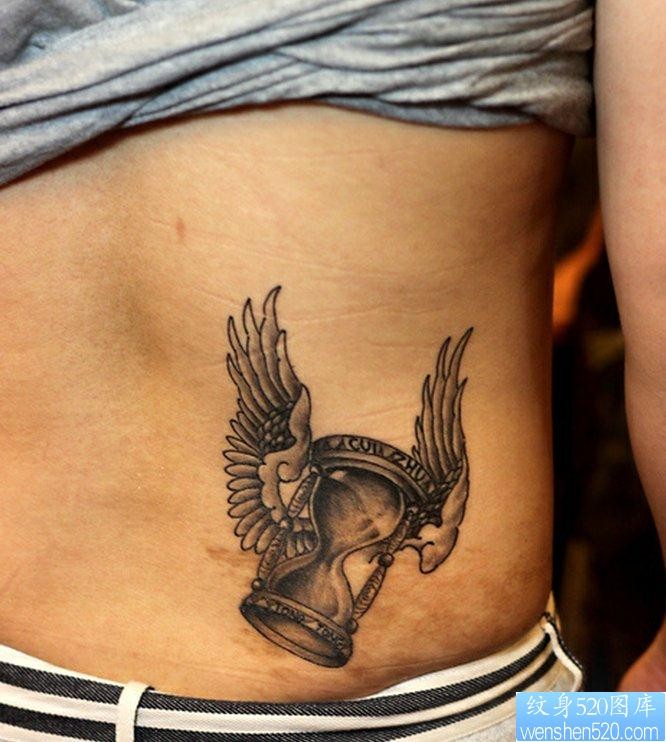 一幅腰部沙漏翅膀纹身图片由纹身520图库推荐