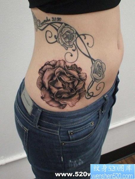 纹身520图库推荐一幅女人腰部花卉纹身图片