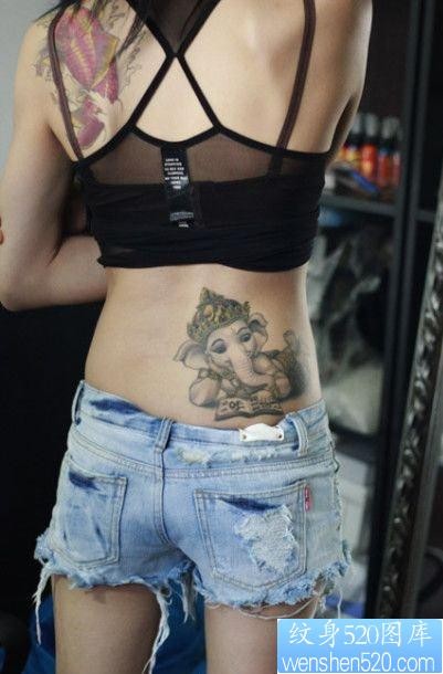 纹身520图库推荐一幅女人侧腰象神纹身图片
