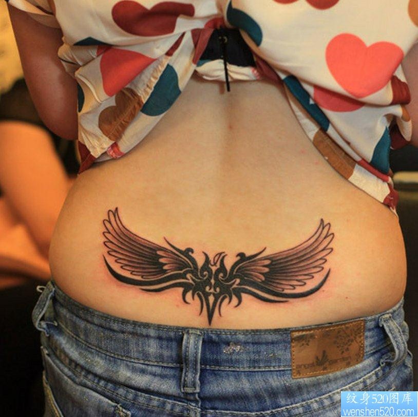 一幅女人腰部图腾翅膀纹身图片由纹身520图库推荐