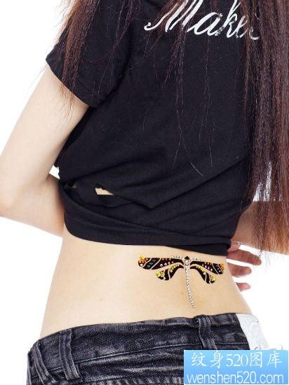 纹身520图库推荐一幅女人腰部蜻蜓文身图片