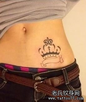 一幅女人侧腰皇冠纹身图片由纹身520图库推荐