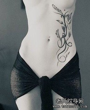 纹身520图库推荐一幅女人腰部藤蔓纹身图片