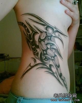 一幅美女侧腰蛇纹身图片由纹身520图库推荐