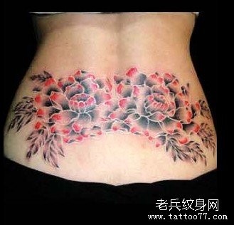 一幅女人腰部彩色花纹身图片由纹身图库推荐