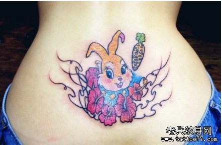 纹身520图库推荐一幅腰部彩色兔子花文身图片