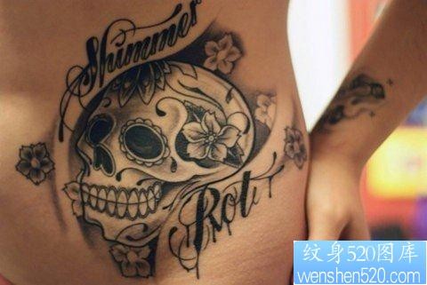 一幅个性潮流的女人腰部欧美纹身图片由纹身520图库推荐