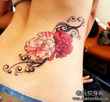女人腰部性感花卉纹身图片由纹身520图库推荐