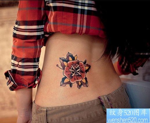 纹身520图库推荐一幅女人腰部彩色花纹身图片