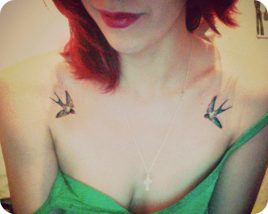 美女肩部两只小小的燕子纹身