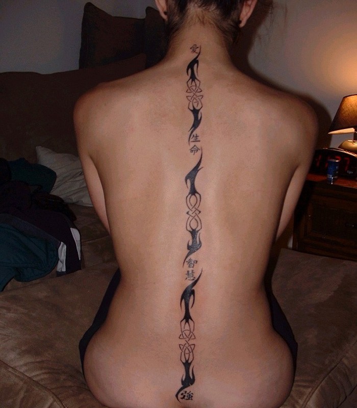 女性背部漂亮简单的图腾纹身
