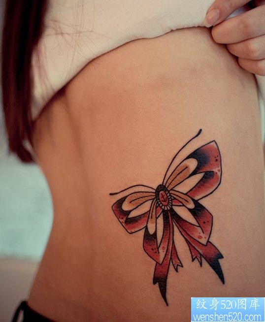 一幅女人腰部蝴蝶纹身图片由纹身馆推荐