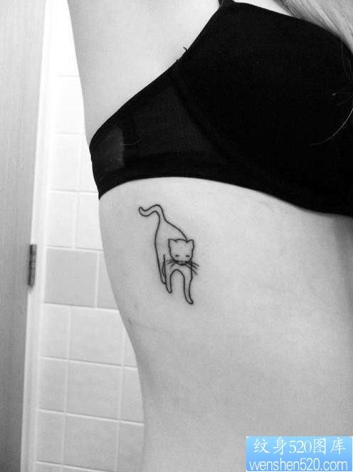 一幅女人腰部猫咪纹身图片由纹身520图库推荐