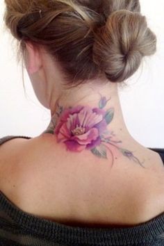 肩部漂亮的花朵纹身