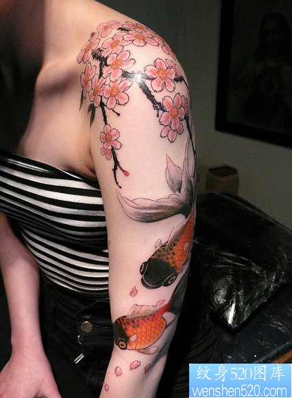 手臂纹身图片：手臂樱花金鱼纹身图片纹身作品