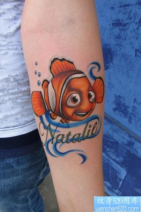 手部纹身图片：手部小丑鱼纹身图片