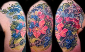 手臂纹身图片：大臂的蓝莓蜜蜂纹身图片