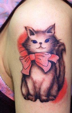 纹身520图库：大臂可爱的蝴蝶结猫咪纹身图片作品