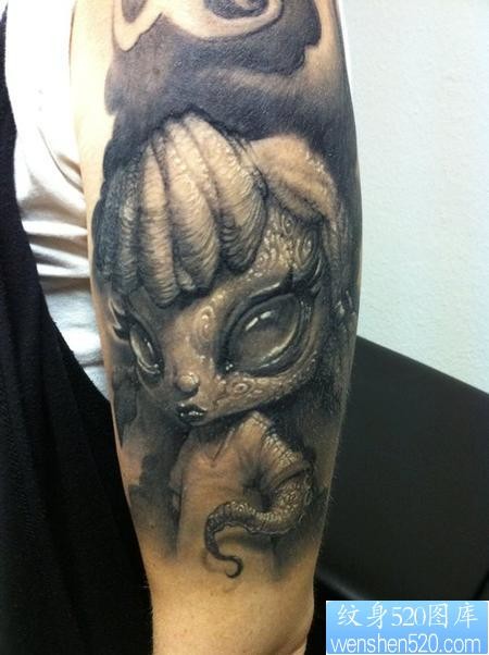 手部纹身图片：手部外星人纹身图片作品