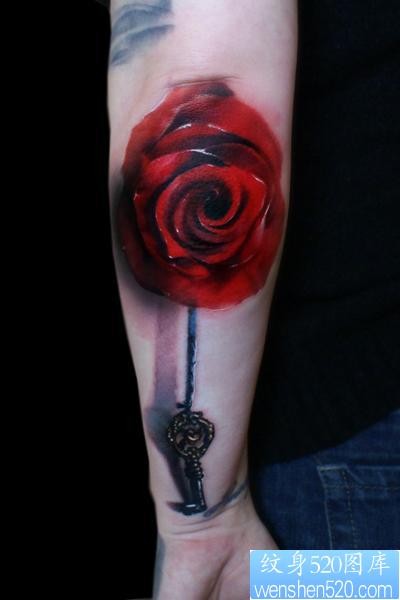 手臂玫瑰钥匙纹身图片