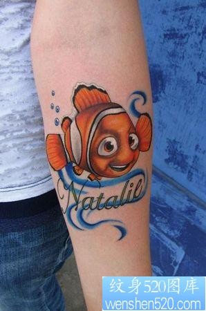 手臂可爱卡通鱼纹身图片