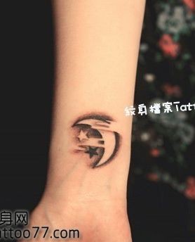 手臂唯美的月亮星星纹身图片
