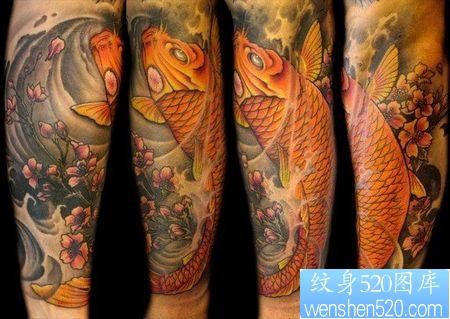 手臂彩色鲤鱼纹身图片
