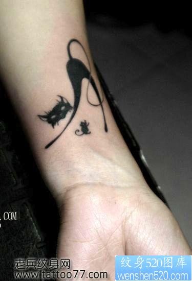 手臂可爱的图腾猫咪纹身图片