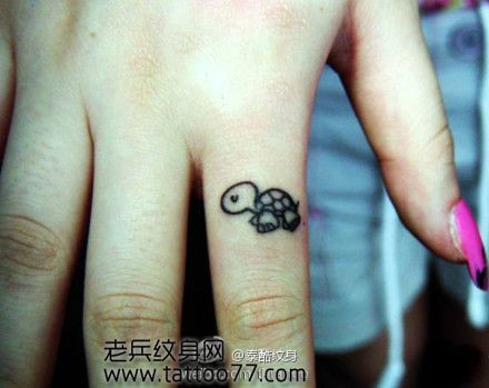 一幅手指超可爱的小乌龟纹身图片