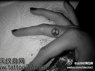 美女手指反战标志纹身图片